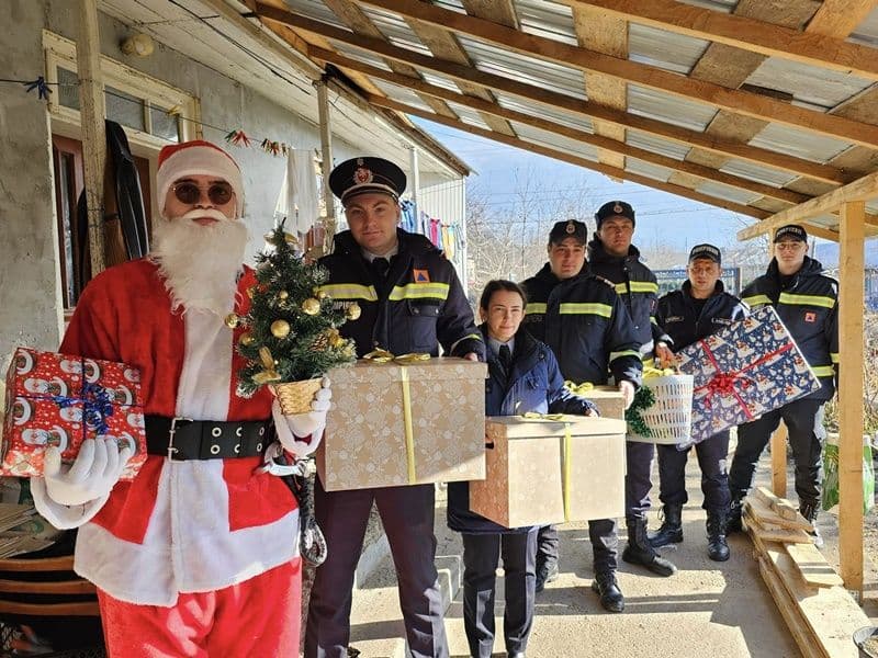 Pompierii de la Stația Săveni au adus bucurie pentru patru frați, asigurându-se că Moș Crăciun nu îi va ocoli - FOTO
