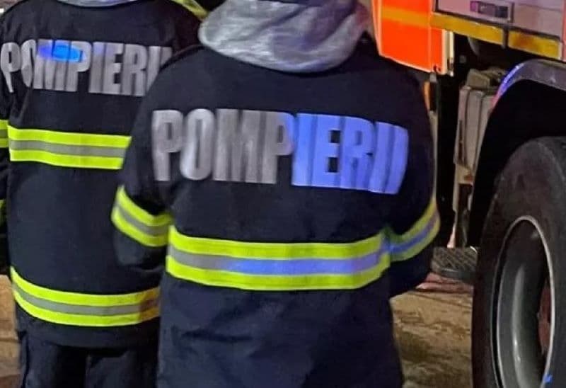 Incendiu izbucnit la Vârfu Câmpului. Pompierii dorohoieni au intervenit pentru stingere