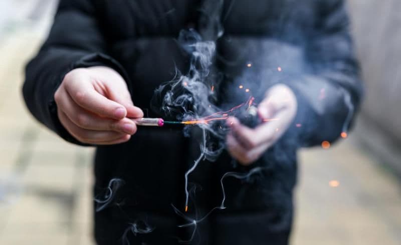 Băiat de 15 ani rănit grav după ce o petardă cumpărată de pe internet i-a explodat în mână