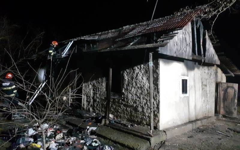 În prag de Crăciun, un tânăr a rămas fără acoperiș deasupra capului