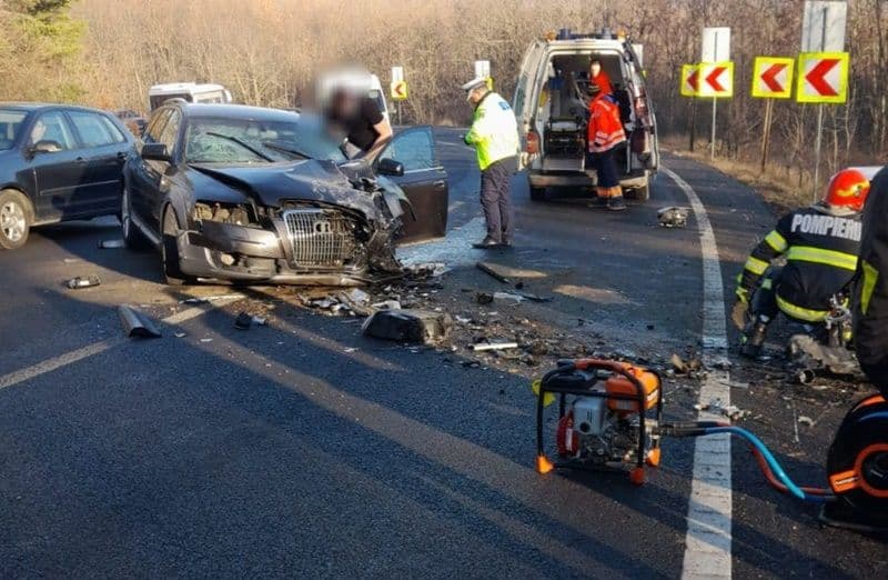 Accident pe drumul Botoșani – Iași. Femeie rămasă încarcerată după impactul frontal dintre două mașini - FOTO