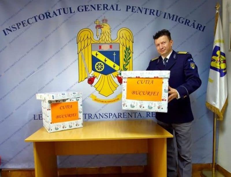 Peste 200 de solicitanți de azil și beneficiari ai unei forme de protecție internațională au primit daruri din partea polițiștilor de imigrări
