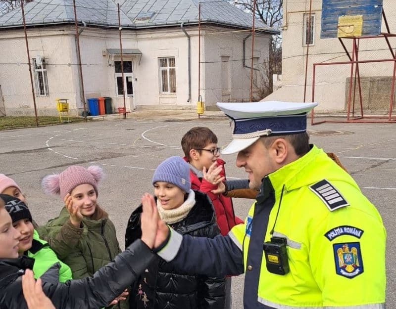 Peste 300 de activități de informare, în rândul elevilor, efectuate de polițiștii botoșăneni
