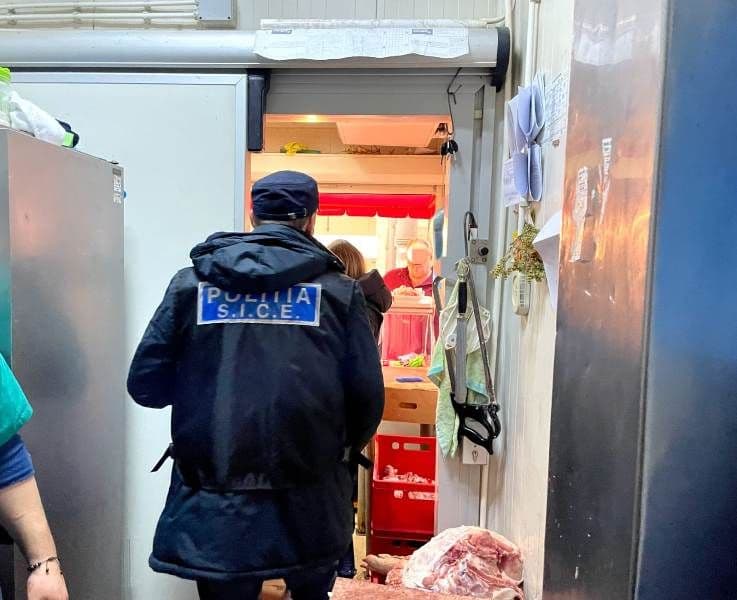 Unități economice închise, sancțiuni și marfă distrusă în urma unor controale ale polițiștilor în piețele din județ - FOTO