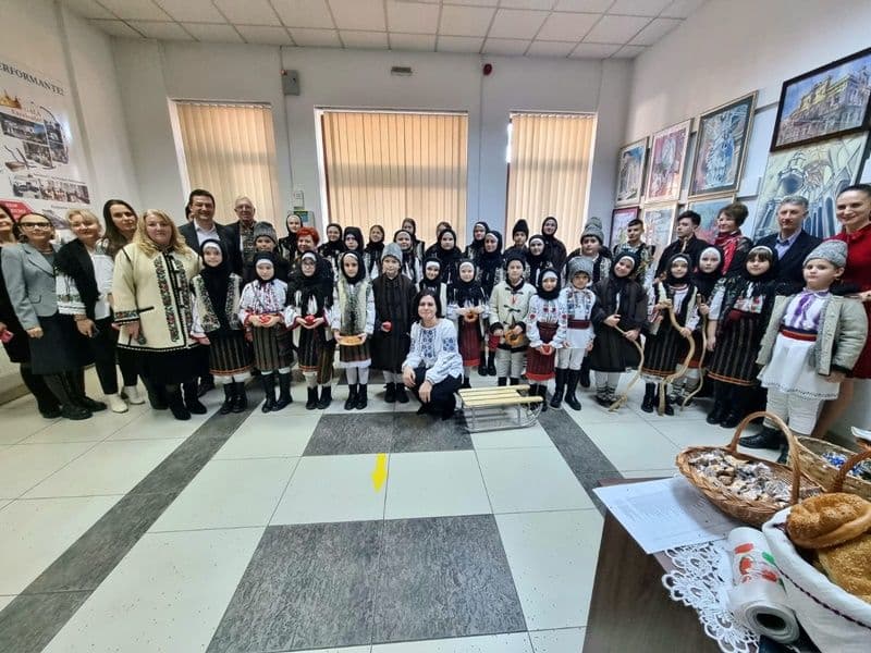 IȘJ Botoșani gazda a peste 1400 de copii care au transmis bucuria Crăciunului - FOTO