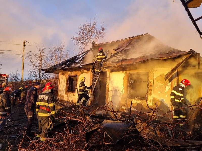 Tragedie la Călinești! Un bărbat și-a pierdut viața în incendiul care i-a cuprins locuința - FOTO
