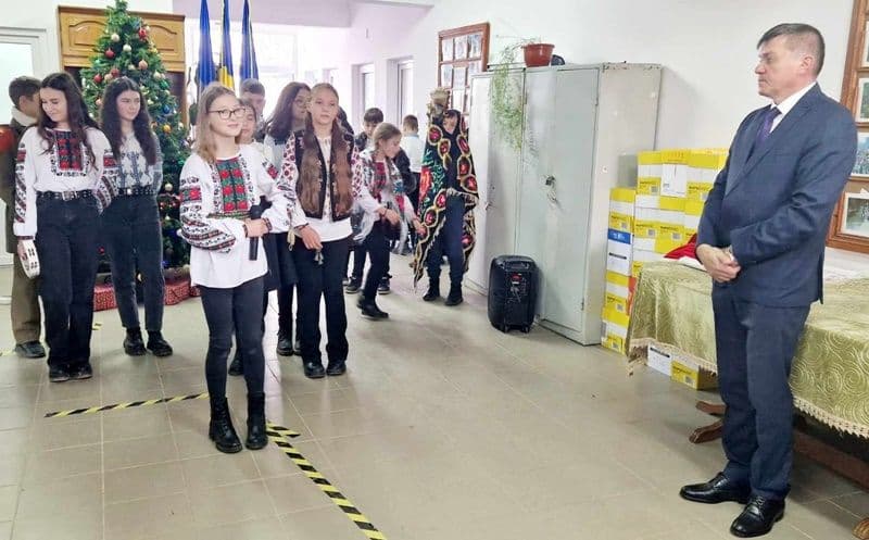 Elevii din comuna Ibănești au adus magia Crăciunului în Primărie prin colinde - FOTO