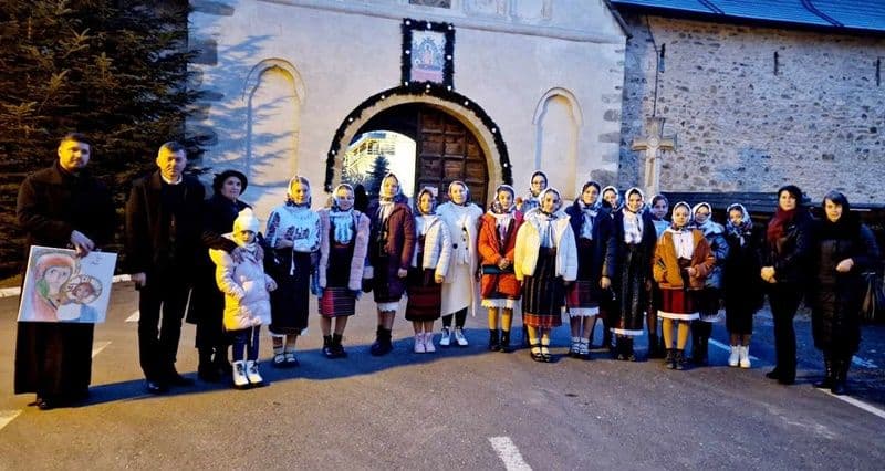 Copiii ibăneșteni, recital de colinde la Mănăstirea Putna - FOTO