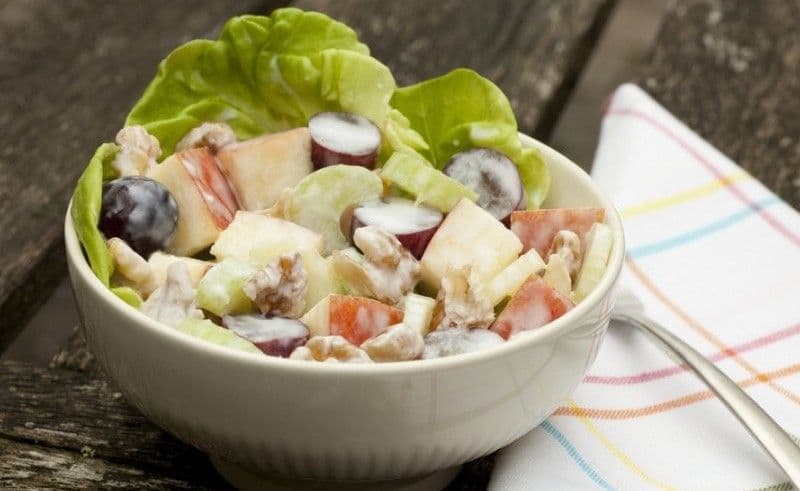 Salată cu mere Waldorf