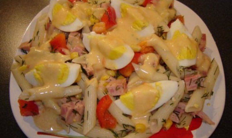 Salată de paste cu ouă