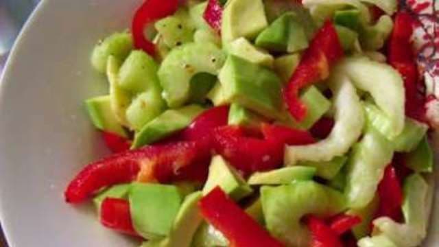 Salată cu avocado, tulpini de țelină și ardei