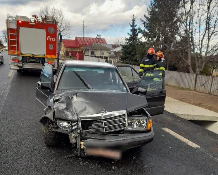 Trei persoane au ajuns la spital în urma unui accident produs pe raza localității Cotu - FOTO
