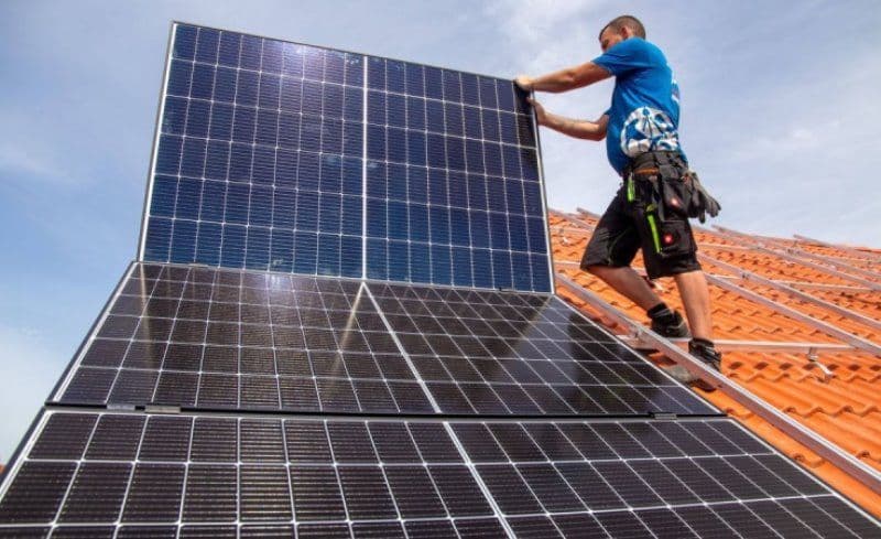 Un nou tip de furt în reţeaua de energie din România. Ce au ajuns să facă unii deţinători de panouri fotovoltaice