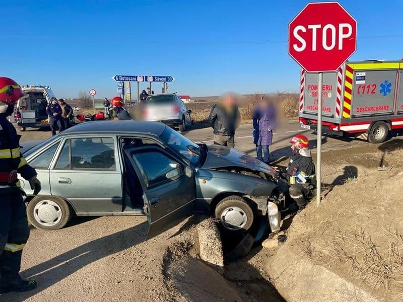 Accident! Un tânăr de 19 ani a ajuns la spital în urma impactului dintre două mașini la Roșiori