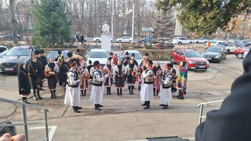 Polițiștii botoșăneni au primit vizitele urătorilor din comunele Corni și Vorona – FOTO