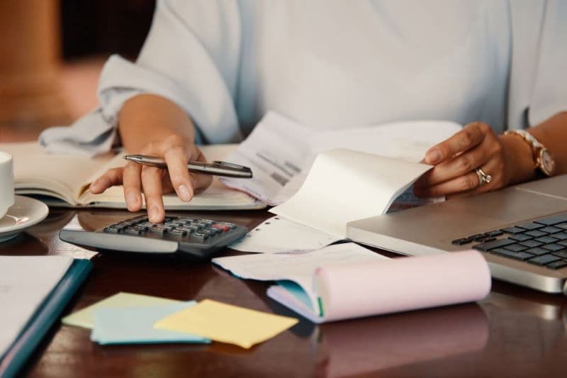 De la 1 ianuarie 2024 vor intra în vigoare o serie de măsuri fiscale noi. Sistemul RO e-Factura devine obligatoriu