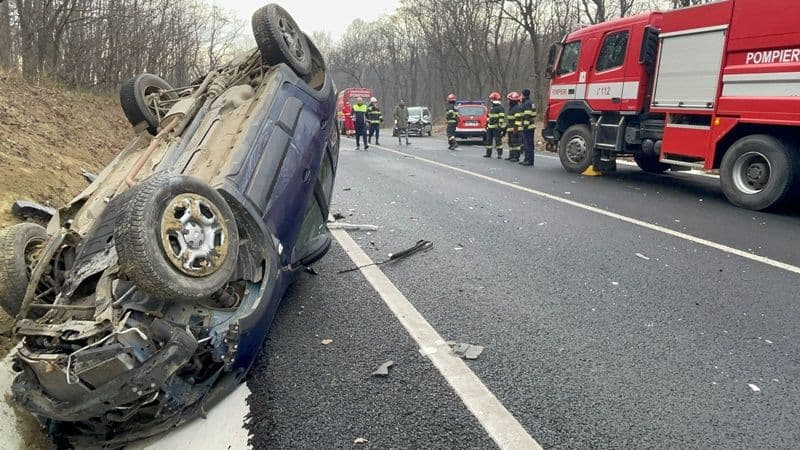 Mașină răsturnată la Zăicești! Două persoane au ajuns la spital după impactul dintre două autoturisme - FOTO