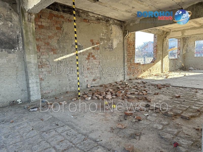 Copilul căzut de la etaj preluat de elicopterul SMURD de la Dorohoi. Polițiștii fac cercetări la locul incidentului - FOTO
