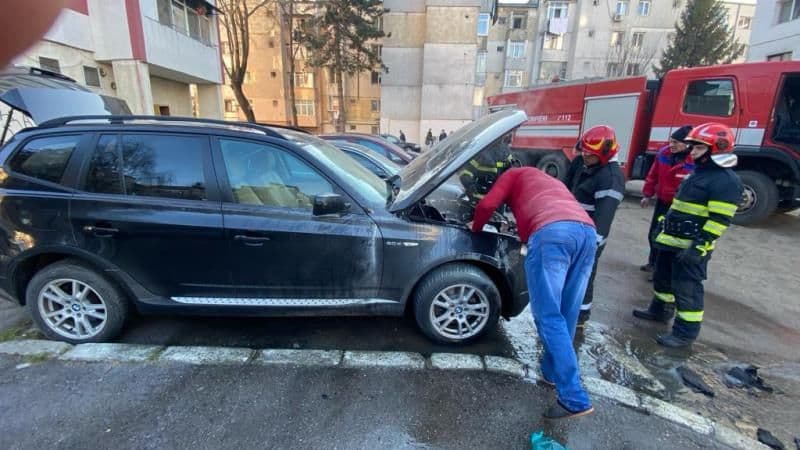 Incendiu izbucnit la un autoturism parcat pe o stradă din Botoșani 