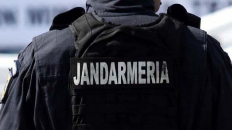 O femeie care se afla în casă cu cei doi copii și amenința că se sinucide, calmată de jandarmi