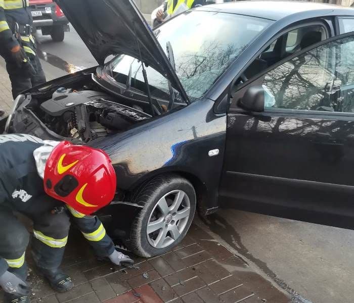 O tânără de 18 ani a avut nevoie de îngrijiri medicale după ce mașina pe care o conducea a fost implicată într-un accident
