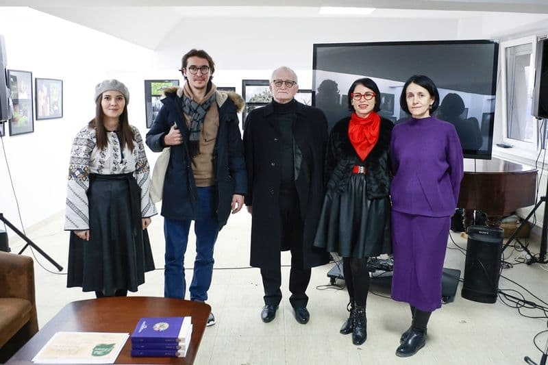 Membrii juriului și managerii organizatori