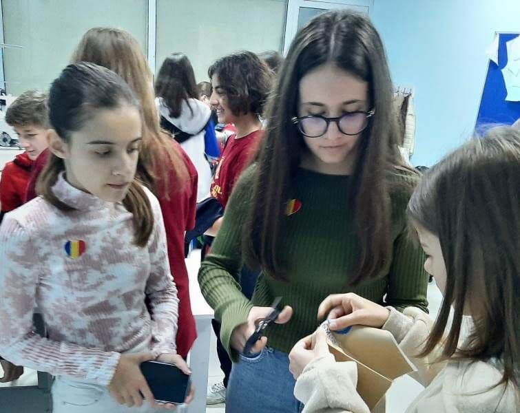 rebe si Ema la cusut