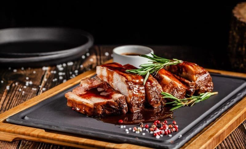 Friptură de porc cu sos de vin roșu