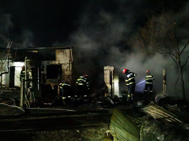 Incendiu violent, într-o localitate botoșăneană, provocat de un coș de fum neprotejat termic – FOTO