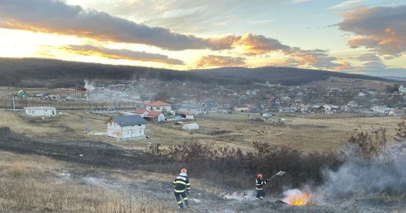 Incendii de vegetație în două localități din județ. Aproximativ zece hectare de vegetație uscată și stuf au ars violent