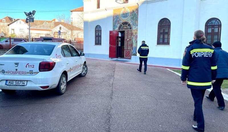 Lăcașuri de cult din Botoșani controlate de pompieri înainte de Bobotează