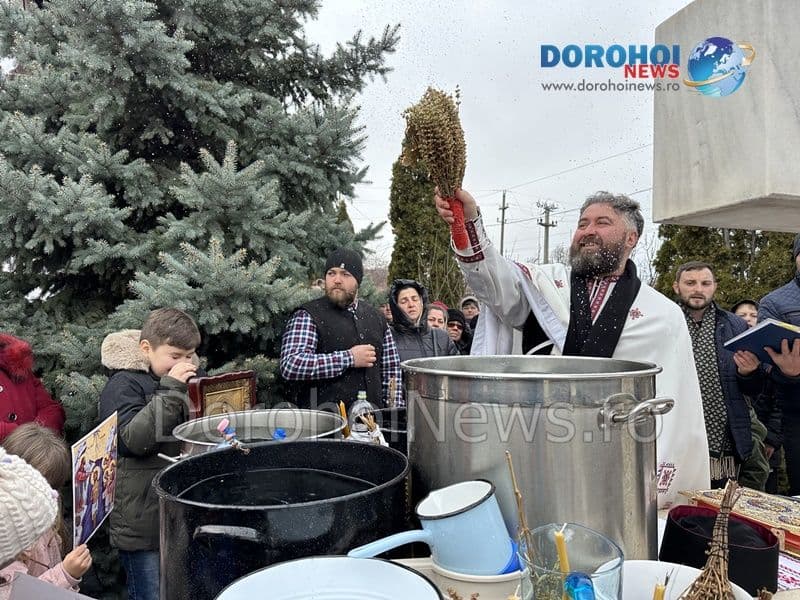 Bobotează 2024: Credincioșii din Dorohoi au primit agheasma mare. Gerul Bobotezei a fost înlocuit de vreme primăvăratică - FOTO