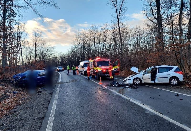 Bărbat din Dorohoi rănit într-un accident produs la Adâncata. Două mașini s-au ciocnit frontal