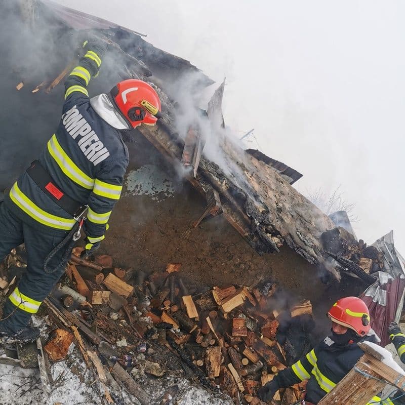 O casă din Vorniceni s-a făcut scrum din cauza unor haine puse la uscat pe sobă – FOTO