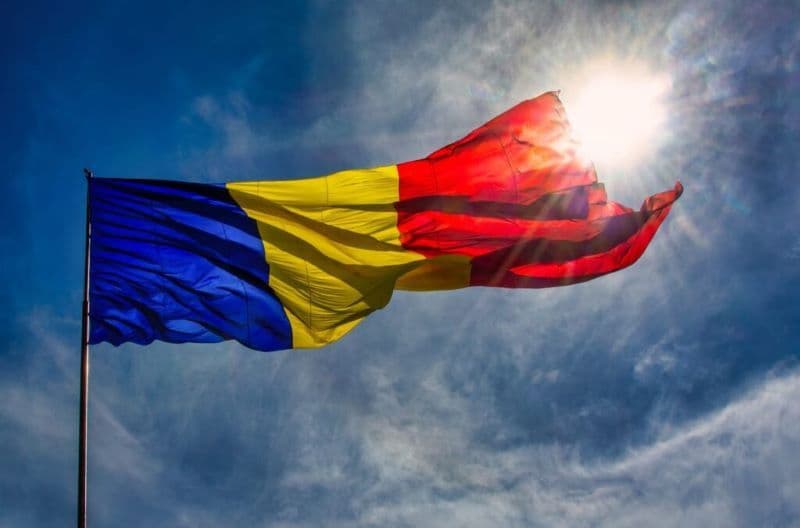 Președintele a promulgat o lege care prevede sancțiuni pentru cei care adaugă alte inscripții și simboluri pe drapelul național