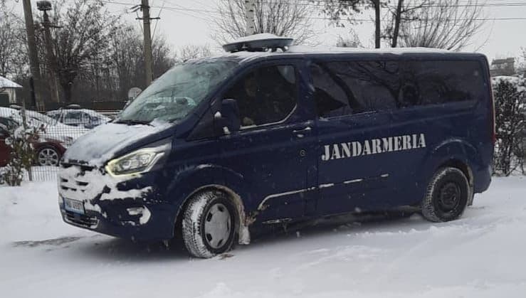 Femeie fără adăpost ajutată de jandarmi: Recomandăm botoșănenilor care observă persoane fără adăpost, să solicite sprijinul autorităților 
