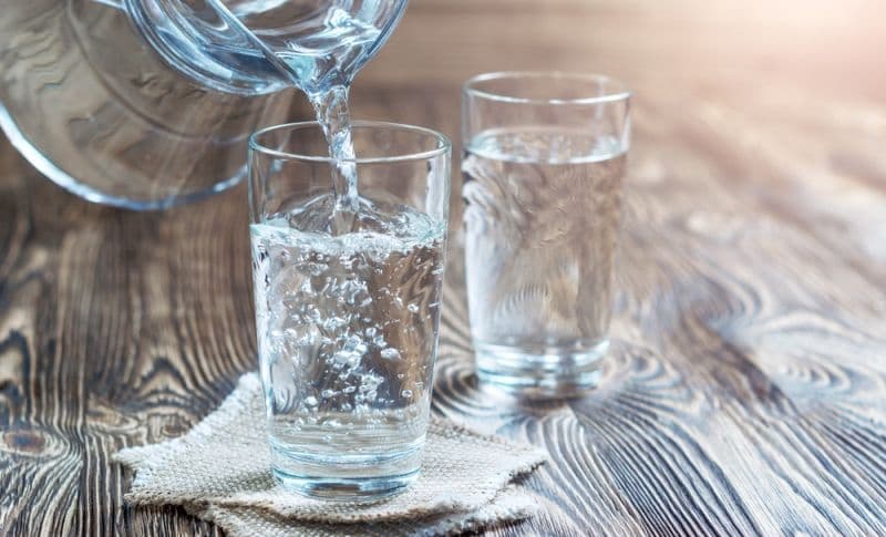 Semne că nu consumi cantitatea adecvată de apă