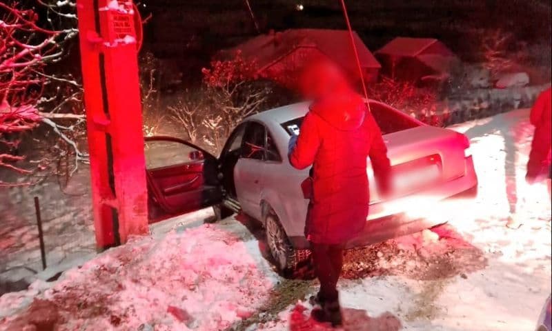 Focuri de armă și urmărire pe zăpadă pentru a opri o mașină încărcată cu țigări de contrabandă la Pădureni - FOTO