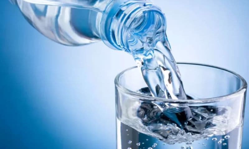 Conform unui nou studiu, apa îmbuteliată conține de o sută de ori mai multe particule din plastic decât era estimat