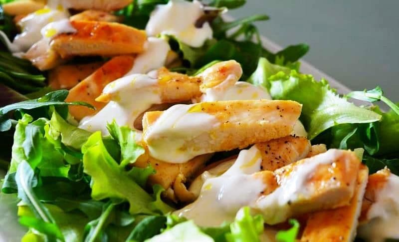 Salată de pui cu rucola, iaurt și usturoi
