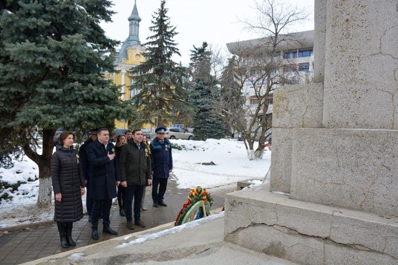 Jerbe de flori depuse la bustul poetului Mihai Eminescu din Botoșani – FOTO