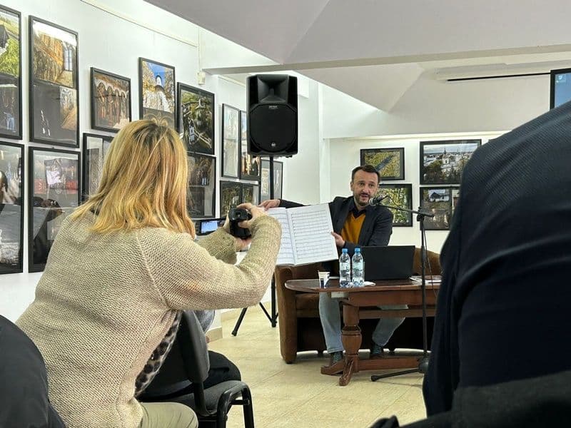 Elevii  dorohoieni invitați să ia parte la o conferință de Ziua Culturii Naționale - FOTO