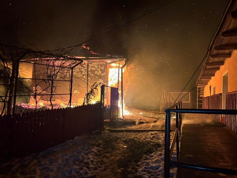 Casă din comuna Cristinești distrusă de flăcări - FOTO