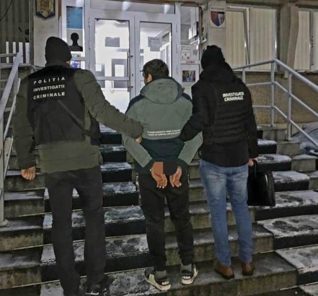 Tânăr reținut după ce a intrat peste doi bătrâni pentru a-i jefui, iar în urma loviturilor, un bărbat a decedat 