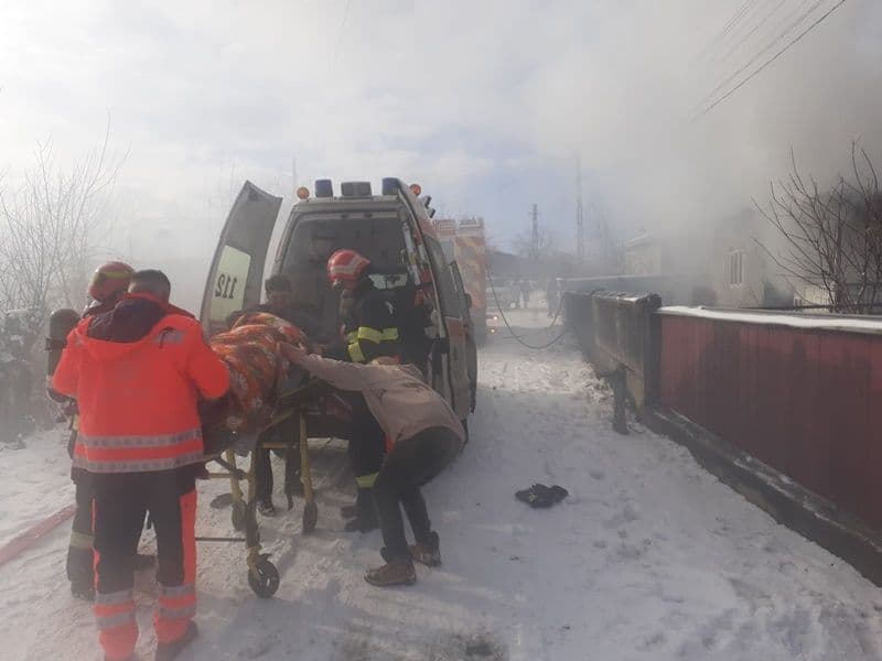 Femeie intoxicată cu fum, ajunsă la spital, după ce un incendiu i-a cuprins locuința - FOTO