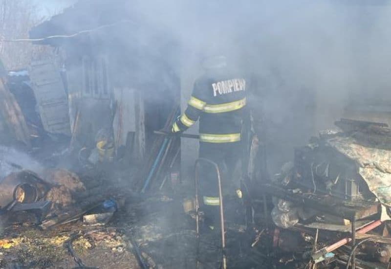 Incendiu violent într-o localitate din județ. Proprietarul a avut nevoie de îngrijiri medicale
