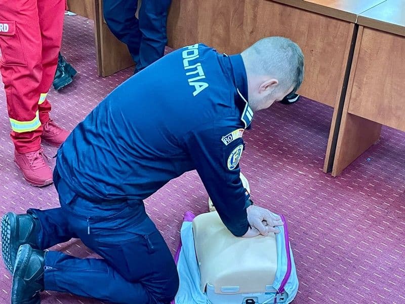 Continuă activitățile de pregătire, în vederea acordării primului ajutor, dedicate polițiștilor și jandarmilor – FOTO