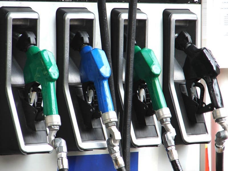 Scumpire a benzinei și motorinei pe fondul creșterii prețului barilului de petrol și majorării accizelor