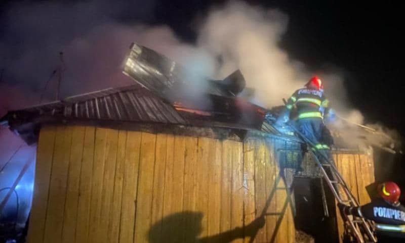 În plină iarnă a rămas fără acoperiș deasupra capului în urma unui incendiu