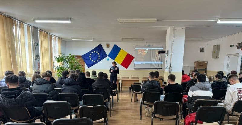 Polițiștii botoșăneni le-au prezentat elevilor metodele prin care sunt exploatați tinerii de către traficanți – FOTO